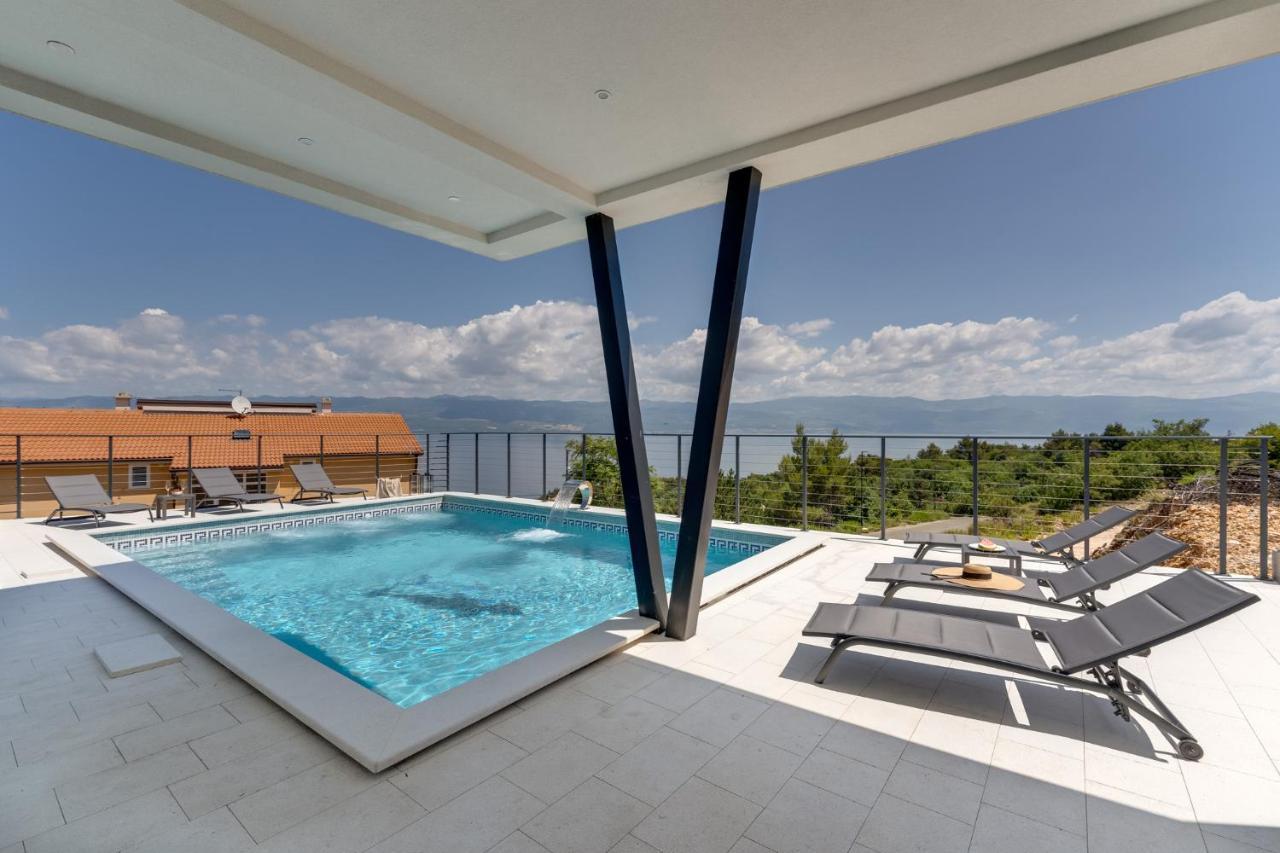 Villa Luxury Verbenico Hills: Seaside Retreat With Pool And Wine